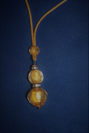 Halskette mit goldfarbener Kordel und Glasanhänger mit Schmucksteinchen Bild 2