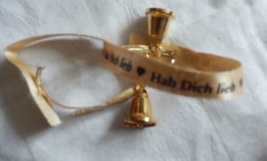 2 Bändchen mit Glöckchen mit Aufschrift "Hab Dich lieb" ca. 15 cm lang Bild 2