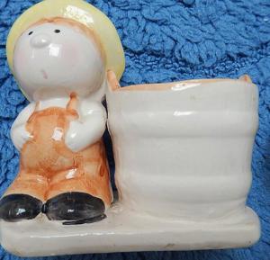 Kleines Pflanztöpfchen mit Lausbube - Keramik ca. 12 cm hoch Bild 4