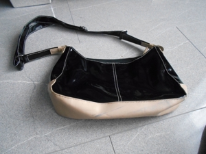 Handtasche schwarz-beige, Kunstlack Bild 2