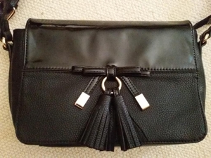 Schwarze Tasche / Handtasche, Kunstleder, Gold, Lack, Quasten, Träger variabel Bild 10