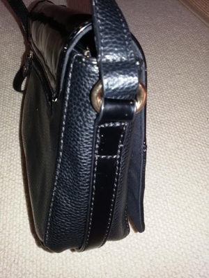 Schwarze Tasche / Handtasche, Kunstleder, Gold, Lack, Quasten, Träger variabel Bild 3