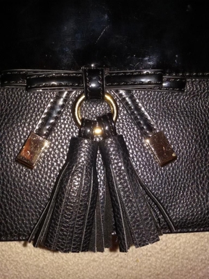 Schwarze Tasche / Handtasche, Kunstleder, Gold, Lack, Quasten, Träger variabel Bild 7