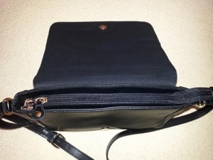 Schwarze Tasche / Handtasche, Kunstleder, Gold, Lack, Quasten, Träger variabel Bild 8