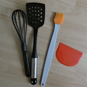 nützliche Küchenhelfer / Schneebesen, Pfannenwender, Backpinsel u. Teigschaber