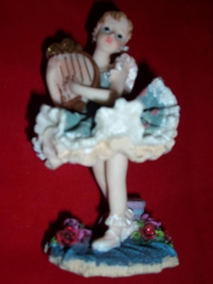 3 kleine Deko-Figuren Non+Münch und Ballerina aus Keramik oder Porzellan Bild 10