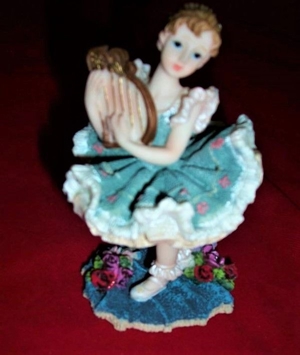 3 kleine Deko-Figuren Non+Münch und Ballerina aus Keramik oder Porzellan Bild 8