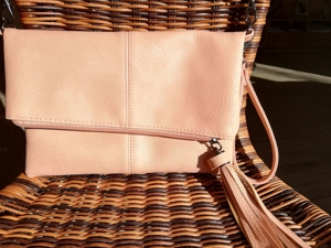 Super stylische Clutch / Handtasche in pastell apricot, nicht benutzt, deshalb wie neu,