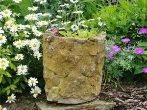 Für den Landhausgarten: Großer Blumentopf aus Natursteinen, Bild 1