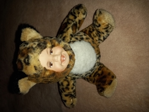 Porzellan Puppe im Panther Kostüm sehr guter Zustand Bild 3