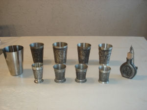 Zinn Konvolut 10 teilig 9 Becher 1 Fläschchen