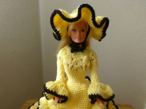 Schöne Puppe, Handarbeit, aufgehäkelt, gelbes Kleid Bild 4