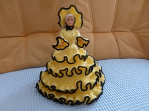 Schöne Puppe, Handarbeit, aufgehäkelt, gelbes Kleid Bild 2