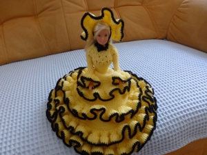 Schöne Puppe, Handarbeit, aufgehäkelt, gelbes Kleid Bild 1