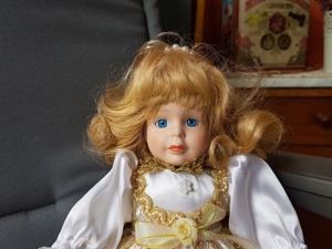 sehr schöne Puppe mit blonden gewellten Haaren 30cm Bild 1