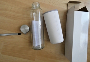 Glas -Trinkflasche (1/2 Liter Inhalt) mit Hülle + Deckel mit Halterung / NEU in Originalkarton Bild 2