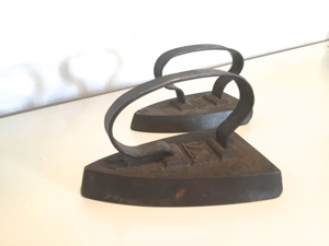 2 antike Eisenbügeleisen aus 19. Jahrhundert Bild 2