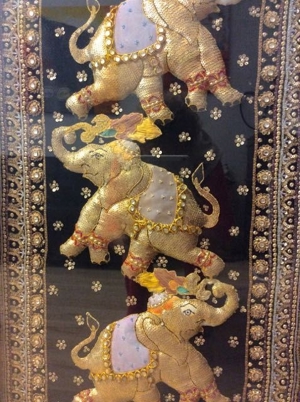 dekorative Elefanten, Indische Tapisserie, gerahmt unter Glas Bild 1