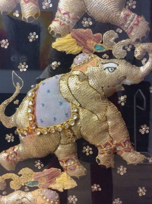 dekorative Elefanten, Indische Tapisserie, gerahmt unter Glas Bild 2
