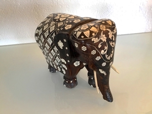 Indische Elefantenfigur aus Mahagoniholz mit weißen Intarsien Bild 3