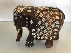 Indische Elefantenfigur aus Mahagoniholz mit weißen Intarsien Bild 2