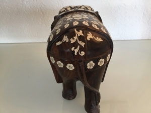 Indische Elefantenfigur aus Mahagoniholz mit weißen Intarsien Bild 5