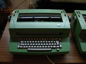 Zwei ( rep.bed. ) IBM-Kugelkopf-Schreibmaschinen Bild 2