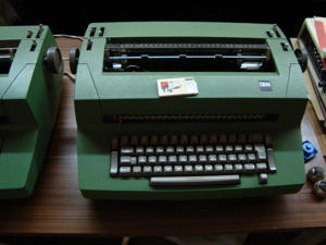 Zwei ( rep.bed. ) IBM-Kugelkopf-Schreibmaschinen Bild 3