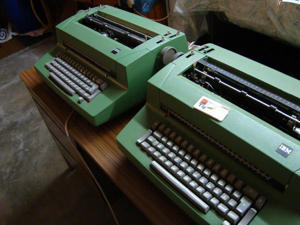 Zwei ( rep.bed. ) IBM-Kugelkopf-Schreibmaschinen Bild 1