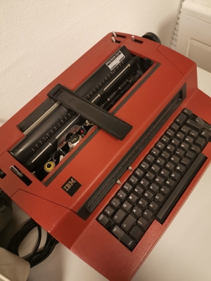 Ältere Schreibmaschine von IBM (voll funktionstüchtig!) zum Verkauf! Bild 2