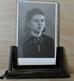 Bakelit - Drehbilderständer / Fotoständer ca. 1940 mit 2 Atelierfotos / D.R.G.M. Bild 2