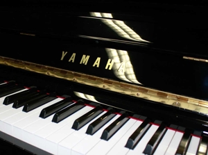Klavier Yamaha U300, 131 cm, schwarz poliert, Nr. 5318698, 5 Jahre Garantie Bild 2