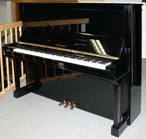Klavier Yamaha U300, 131 cm, schwarz poliert, Nr. 5318698, 5 Jahre Garantie Bild 3