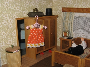 Puppenhaus-Puppenstube eingerichtet, zum Spielen bereit Bild 20