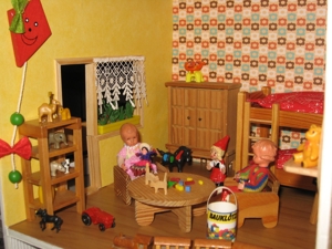 Puppenhaus-Puppenstube eingerichtet, zum Spielen bereit Bild 15