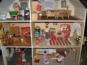 Puppenhaus-Puppenstube eingerichtet, zum Spielen bereit Bild 3