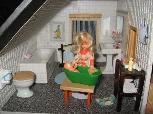 Puppenhaus-Puppenstube eingerichtet, zum Spielen bereit Bild 6