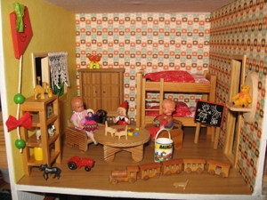 Puppenhaus-Puppenstube eingerichtet, zum Spielen bereit Bild 8