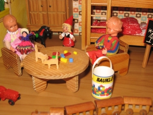 Puppenhaus-Puppenstube eingerichtet, zum Spielen bereit Bild 16