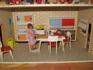 Puppenhaus-Puppenstube eingerichtet, zum Spielen bereit Bild 11