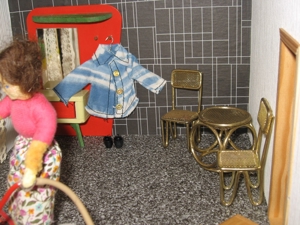 Puppenhaus-Puppenstube eingerichtet, zum Spielen bereit Bild 17