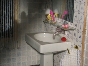 Puppenhaus-Puppenstube eingerichtet, zum Spielen bereit Bild 12