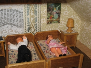 Puppenhaus-Puppenstube eingerichtet, zum Spielen bereit Bild 14