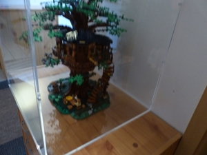 Lego 21318 Baumhaus mit Glas-Vitrine Bild 3