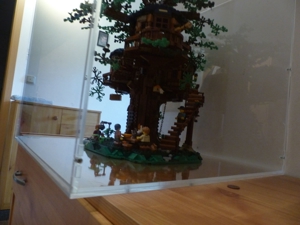 Lego 21318 Baumhaus mit Glas-Vitrine Bild 1