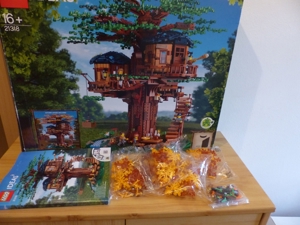 Lego 21318 Baumhaus mit Glas-Vitrine Bild 2
