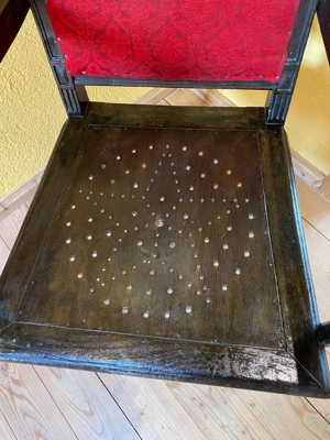 uralter Stuhl mit Armlehne aus Nachlaß Bild 2