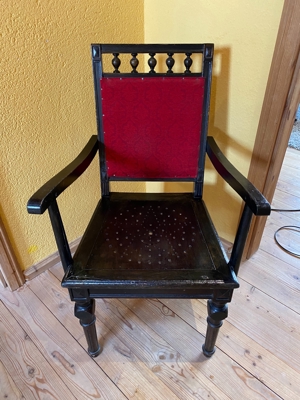uralter Stuhl mit Armlehne aus Nachlaß Bild 1