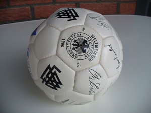 Fussball der WM 1990 mit Autogrammen der Spieler Bild 4