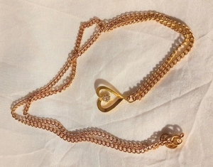 Filigrane Halskette mit Herzchen Anhänger und Stein Bild 1